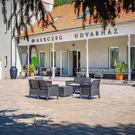 Herczeg Udvarhaz Поросло Екстер'єр фото